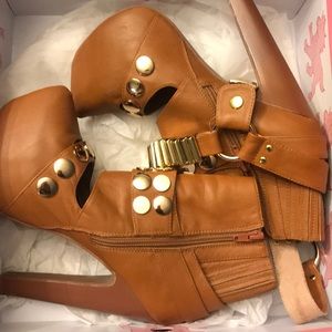 Jeffrey Campbell size 6 Tan/Gold Zamora heels
